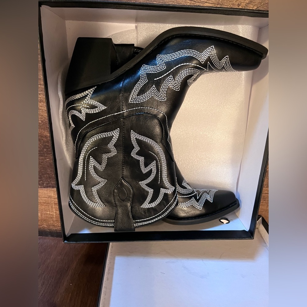 Black Western Cowboy Boots with White Embroidery - Picture 4 of 6